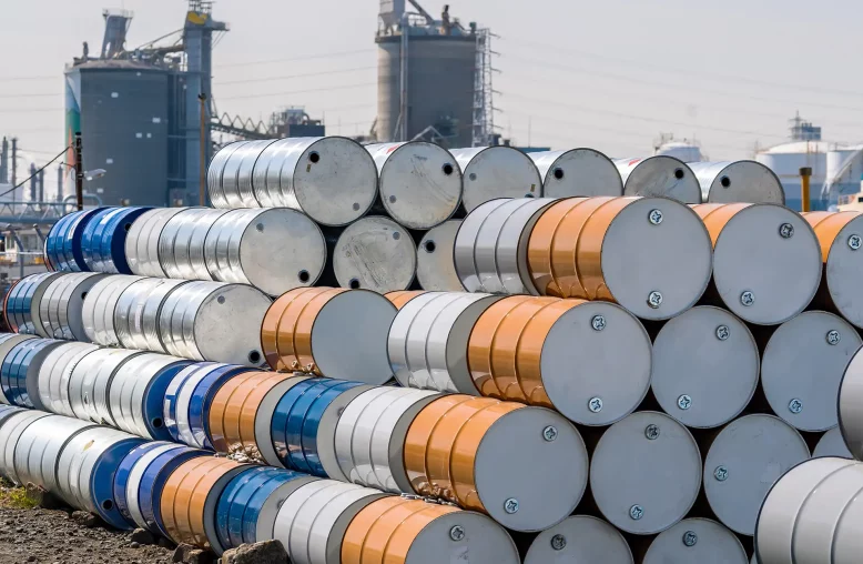 Barris de petróleo empilhados em pátio de resíduos de tanques e contêineres, cidade de Kawasaki, perto de Tóquio, Japão